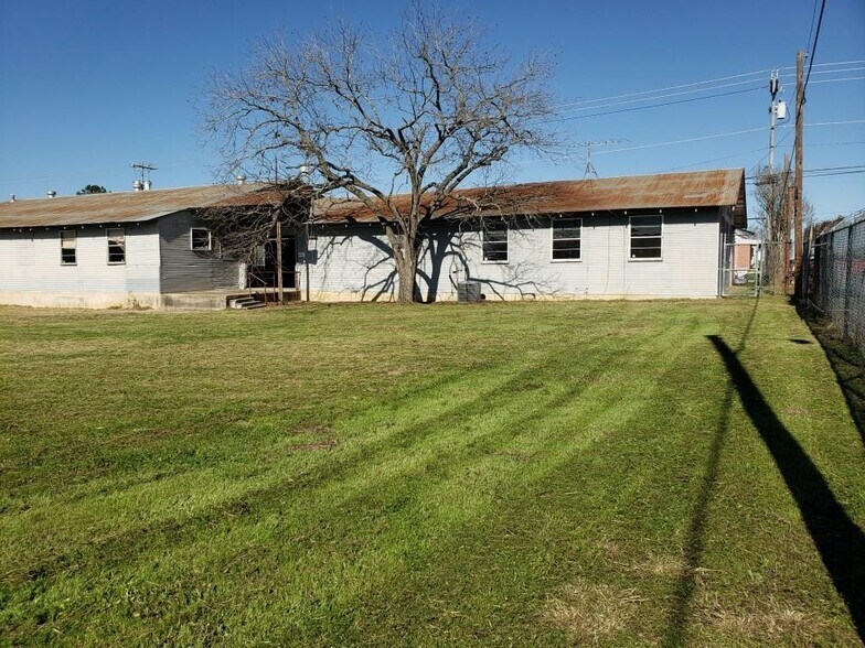More Photos Of 185 S Titus St, Giddings Freestanding For Sale