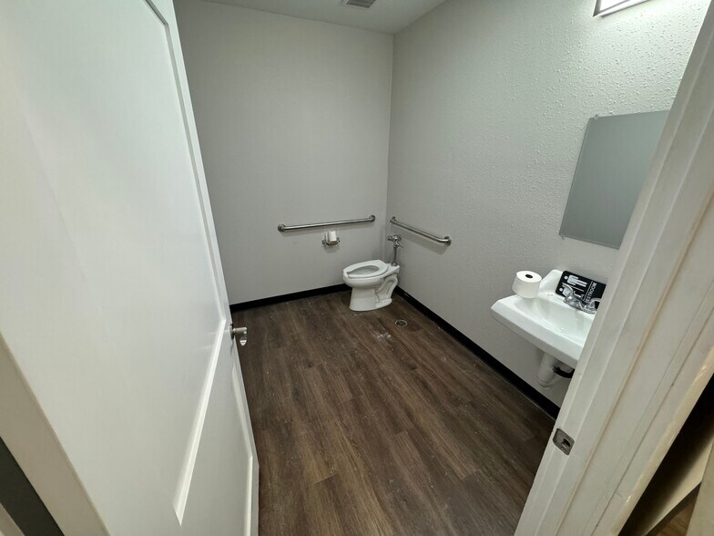 More Photos Of 315 S Main St, Bryan General Retail For Lease