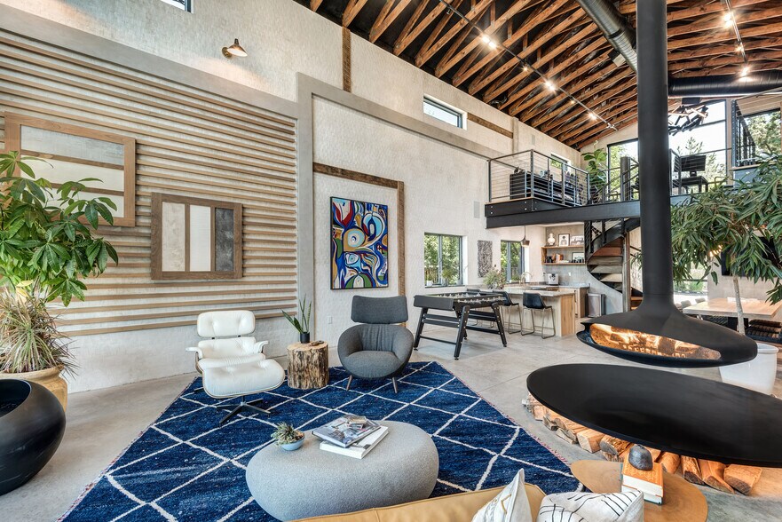 More Photos Of 64678 Cook Ave, Bend General Retail For Sale