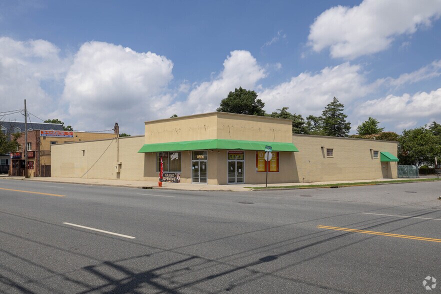 More Photos Of 555 Greenwich St, Hempstead Freestanding For Sale