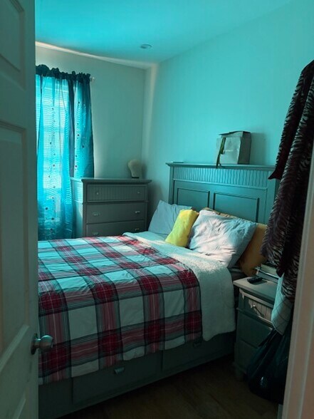 More Photos Of 22007 Merrick Blvd, Springfield Gardens Flex For Sale