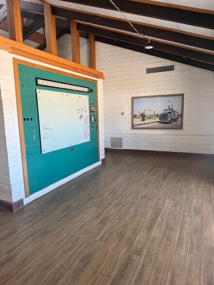 More Photos Of 905-917 Corporation St, Santa Paula Warehouse For Sale