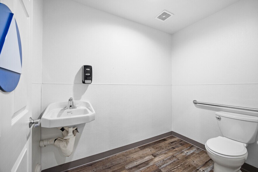 More Photos Of 145-147 N K St, Tulare Office For Sale