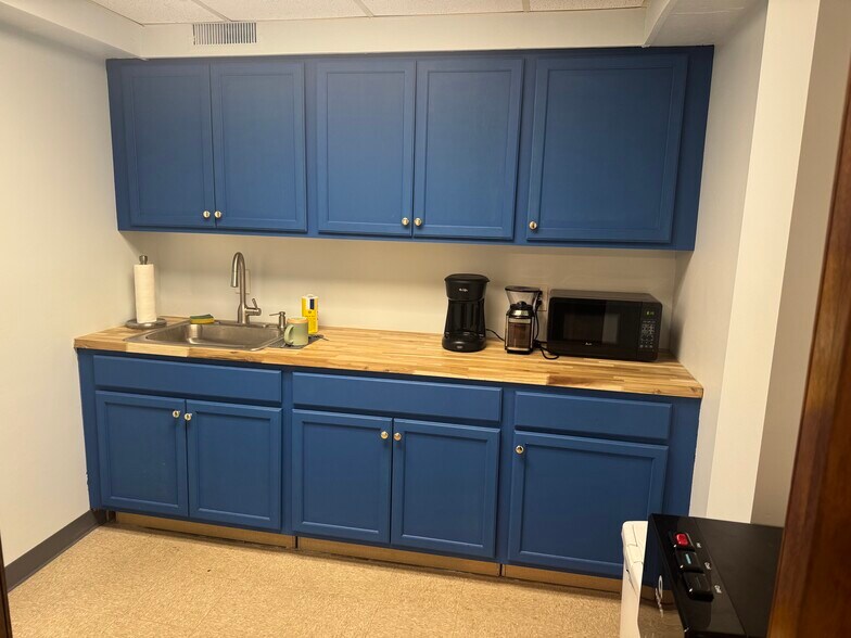 More Photos Of 18611-18615 Detroit Ave, Lakewood Office For Sale