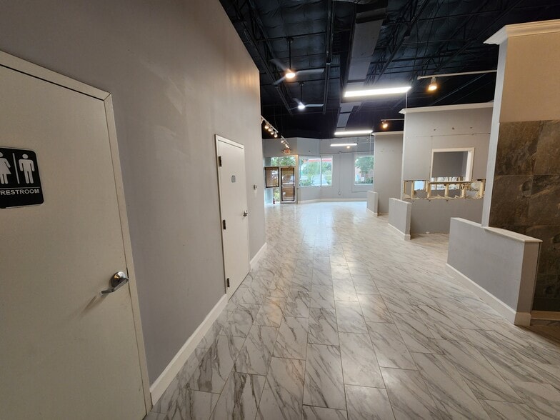 More Photos Of 7901 Kingspointe Pky, Orlando Showroom For Sale