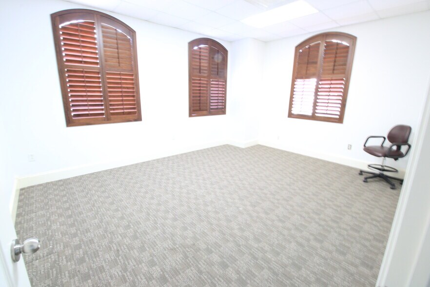 More Photos Of 5905 Winsome Ln, Houston Office For Lease