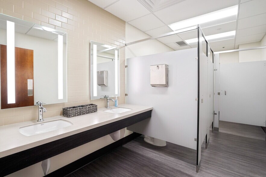 More Photos Of 350 W Wilson Bridge Rd, Worthington Medical For Lease