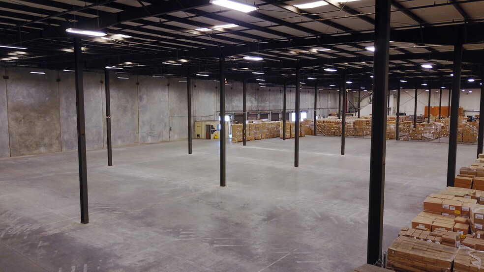 More Photos Of 11660 Central Pky, Jacksonville Warehouse For Lease