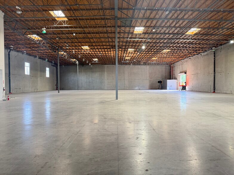 More Photos Of 20758 Centre Pointe Pky, Santa Clarita Warehouse For Lease