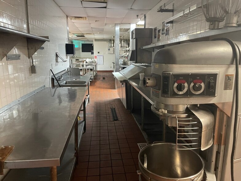 More Photos Of 905 E Gregory St, Pensacola Restaurant For Sale