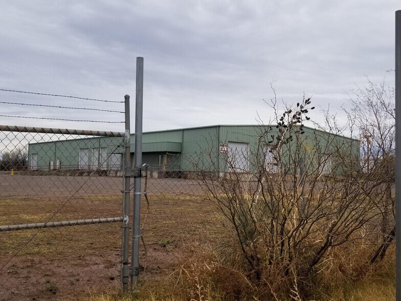 More Photos Of 100 E 9th St, Douglas Warehouse For Lease