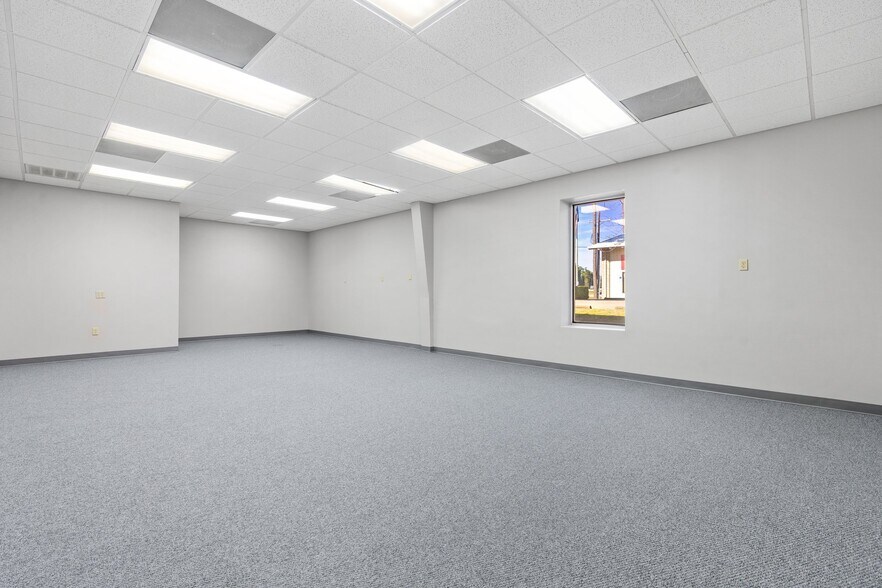 More Photos Of 3607 N Loop 336, Conroe Light Manufacturing For Lease