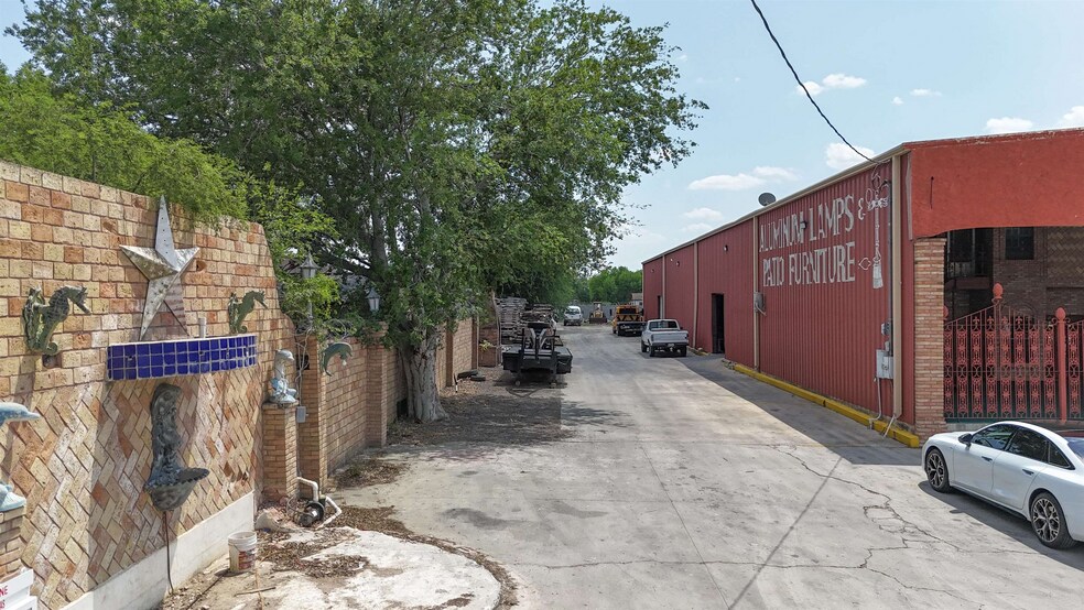 More Photos Of 5103 US Highway 59, Laredo Warehouse For Sale