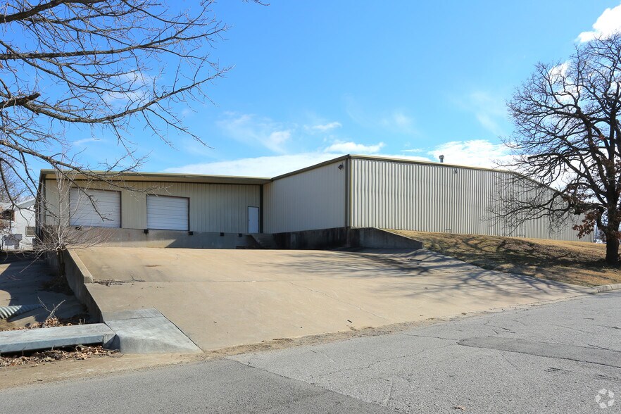 More Photos Of 710 S Adams St, Sapulpa Distribution For Sale