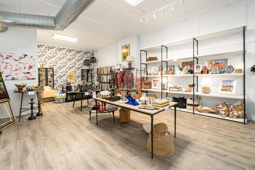 More Photos Of 330 W Mercer St, Dripping Springs Freestanding For Lease