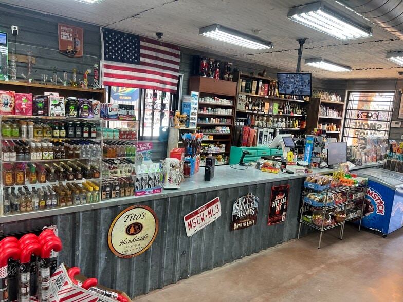 More Photos Of 1061 Cypress St, Roscoe Storefront For Sale