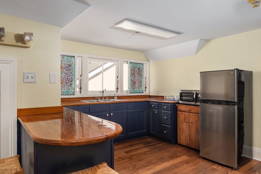 More Photos Of 2727 Saint Charles Ave, New Orleans General Retail For Sale