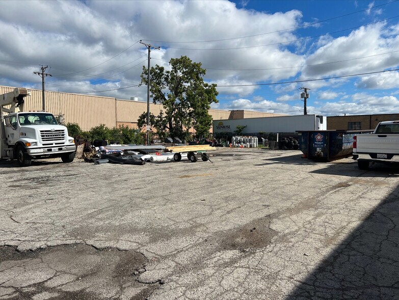 More Photos Of 2082 Estes Ave, Elk Grove Village Warehouse For Sale
