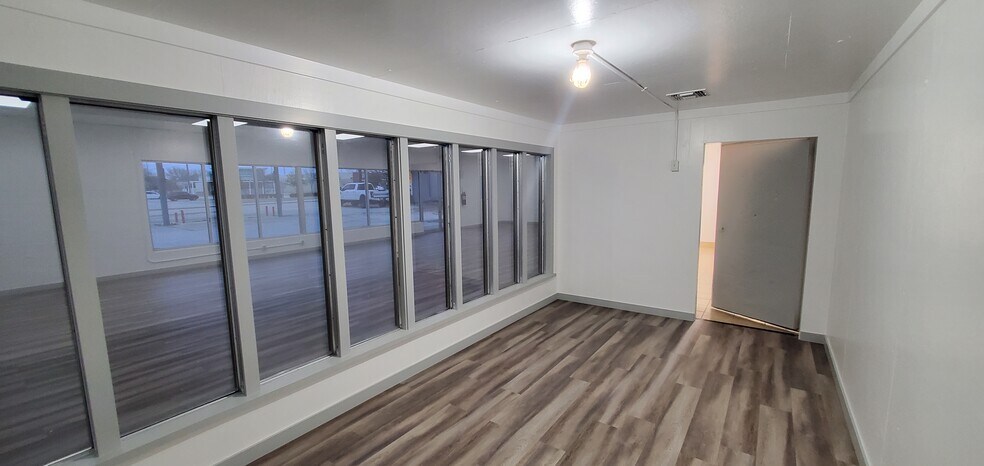 More Photos Of 718 E Main St, Allen Freestanding For Lease