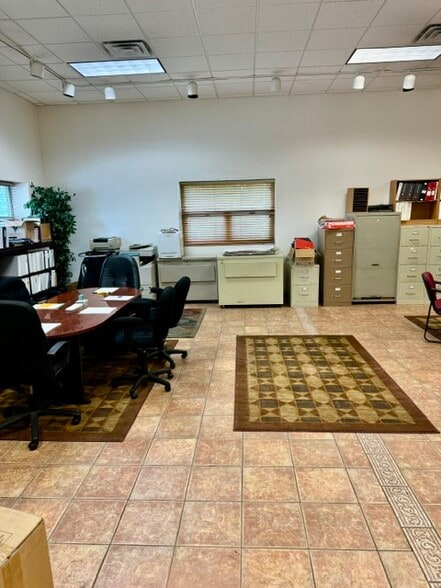 More Photos Of 1700-1720 Sylvan Ave, Hamilton Flex For Sale