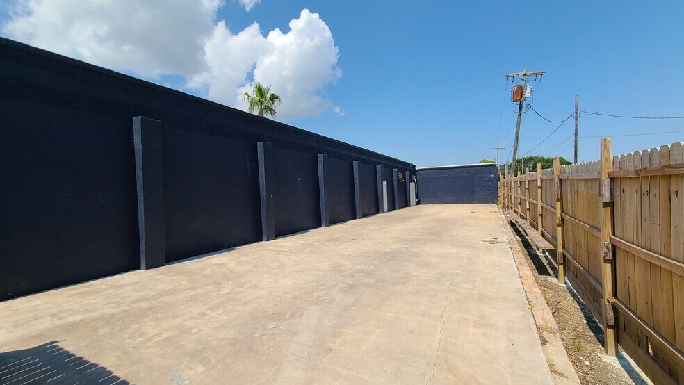 More Photos Of 201 6th St. N, Texas City Light Manufacturing For Sale