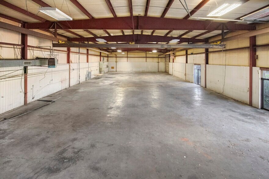 More Photos Of 911 Fisher St, Houston Warehouse For Lease