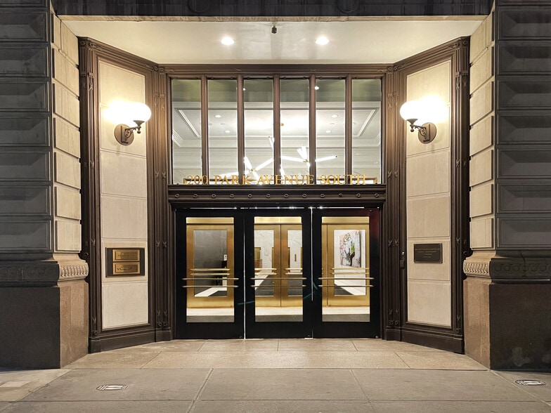 More Photos Of 200 Park Ave S, New York Office For Lease