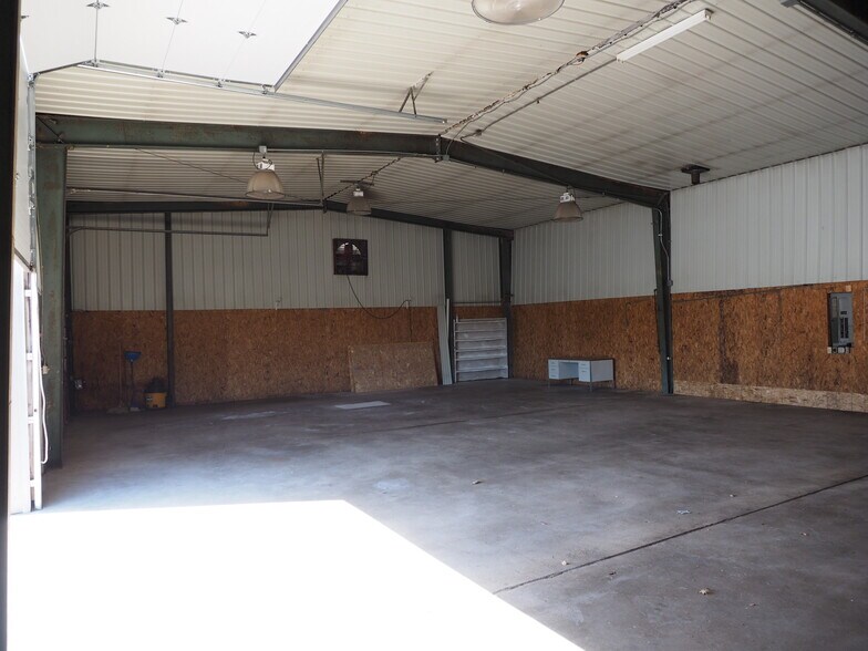 More Photos Of 9430 N Karen Dr, Mooresville Light Distribution For Lease