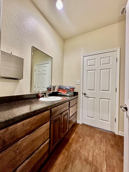 More Photos Of 602 US Highway 385 N, Seminole Flex For Sale