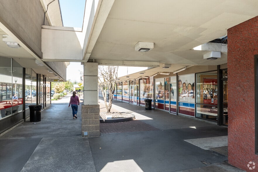More Photos Of 1900-1926 SE McLoughlin Blvd, Oregon City Unknown For Lease