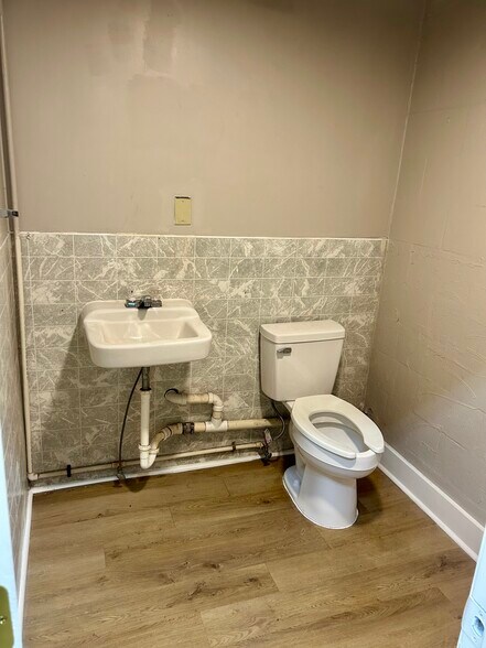 More Photos Of 1810 Boundary St, Beaufort Freestanding For Lease