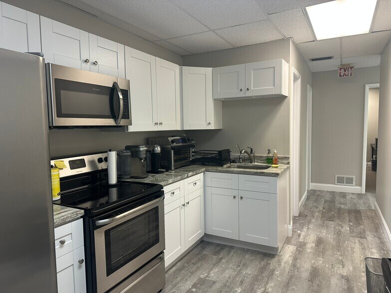More Photos Of 710 1st Ave SW, Largo Office For Lease
