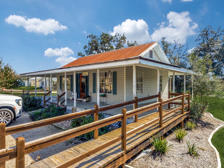 More Photos Of 1015 N School St, Boerne Office For Sale