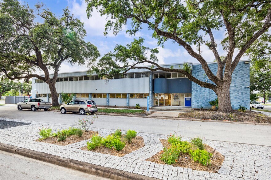 Primary Photo Of 1110 Lovett Blvd, Houston Office For Sale