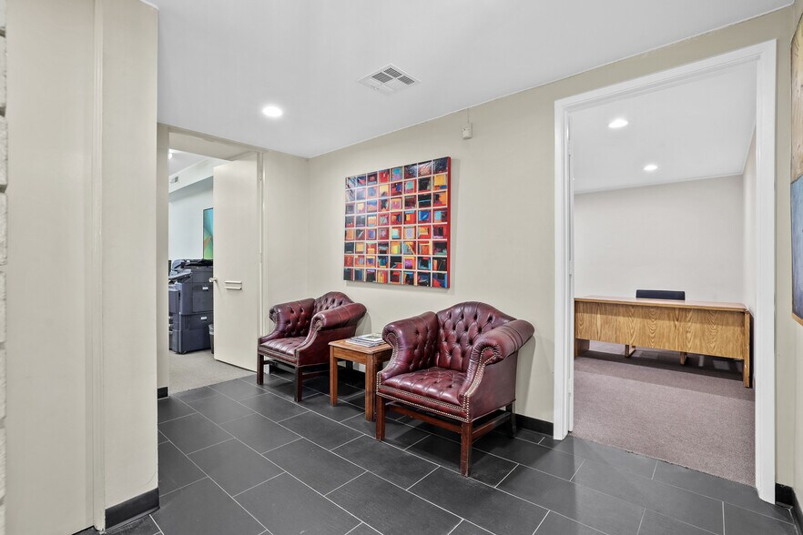 More Photos Of 1905 N Main St, Santa Ana Office For Lease