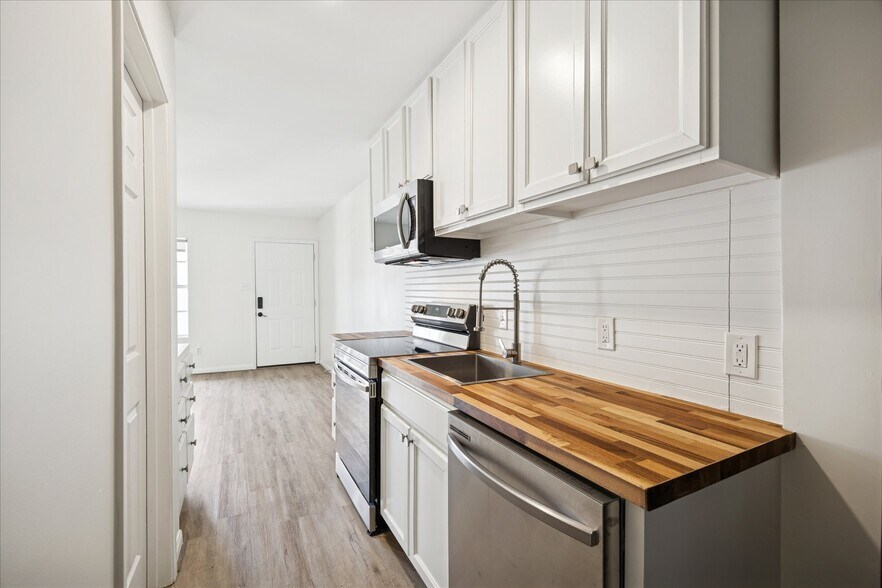 More Photos Of 1011 W 10th St, Houston Apartments For Sale