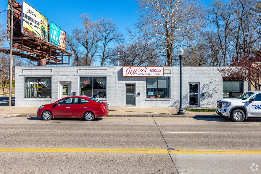 More Photos Of 6825 Douglas Ave, Urbandale Unknown For Lease