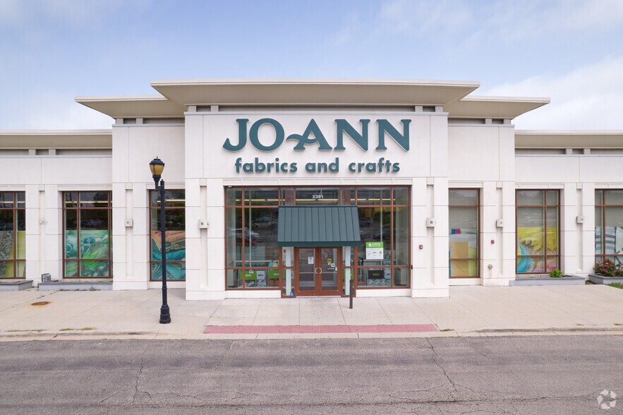 More Photos Of 2391 County Line Rd, Algonquin Freestanding For Lease