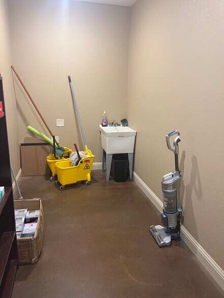 More Photos Of 6413 N State Highway 349, Midland Warehouse For Lease