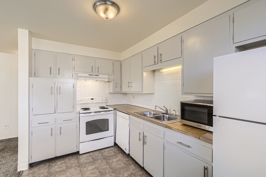 More Photos Of 1695 Clinton St, Aurora Apartments For Sale