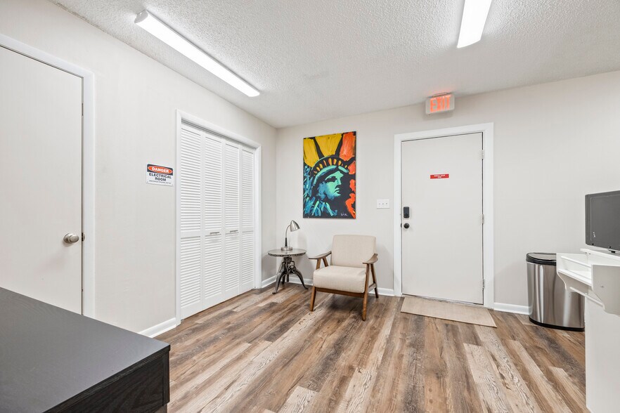More Photos Of 439 SW Main Blvd, Lake City Office For Lease