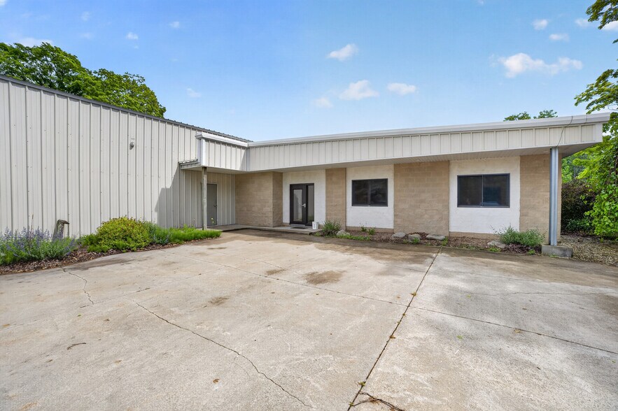 More Photos Of 3166 Muckle Rd, Central Lake Manufacturing For Lease