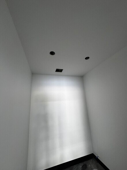 More Photos Of 10 Regency Oaks Blvd, Rochester Warehouse For Lease