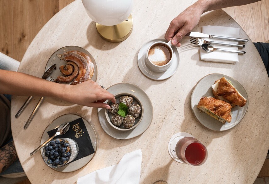 More Photos Of 527-537 State St, Santa Barbara Hotel For Lease