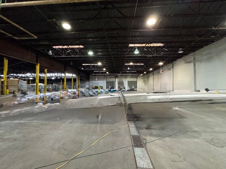 More Photos Of 1913 W State St, Bristol Warehouse For Lease