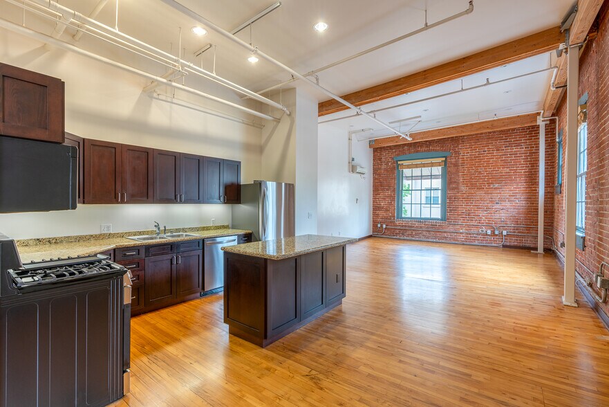 More Photos Of 448 W Market St, San Diego Office For Lease