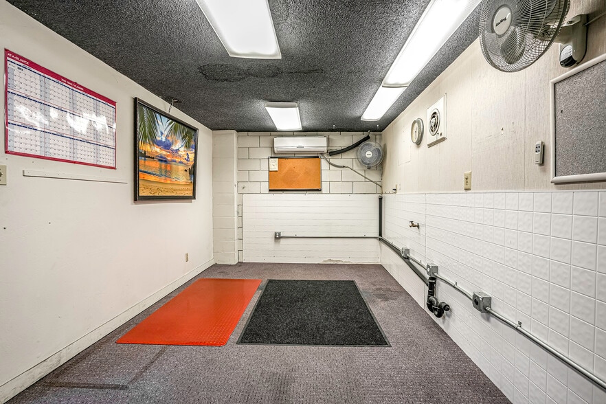 More Photos Of 921 Coolidge Ave, National City Light Manufacturing For Sale