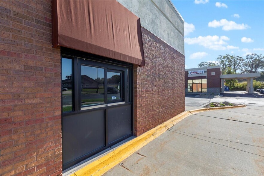 More Photos Of 928 Valley View Dr, Council Bluffs Storefront For Lease