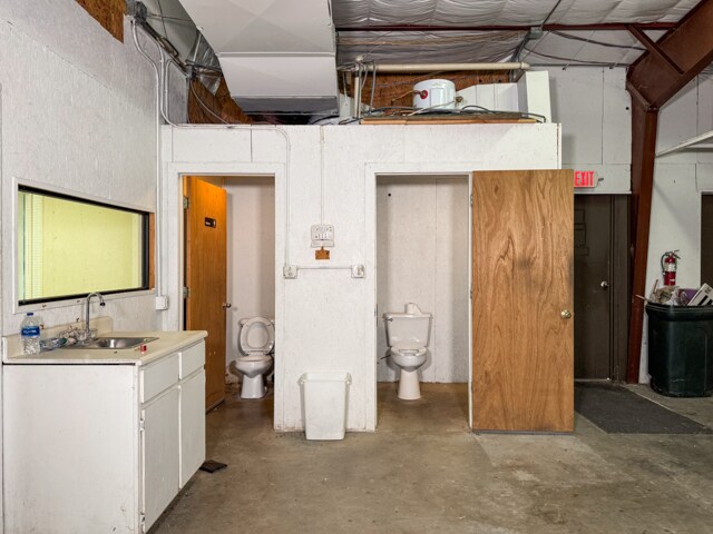 More Photos Of 100 Holiday Ln, Tonkawa Warehouse For Lease