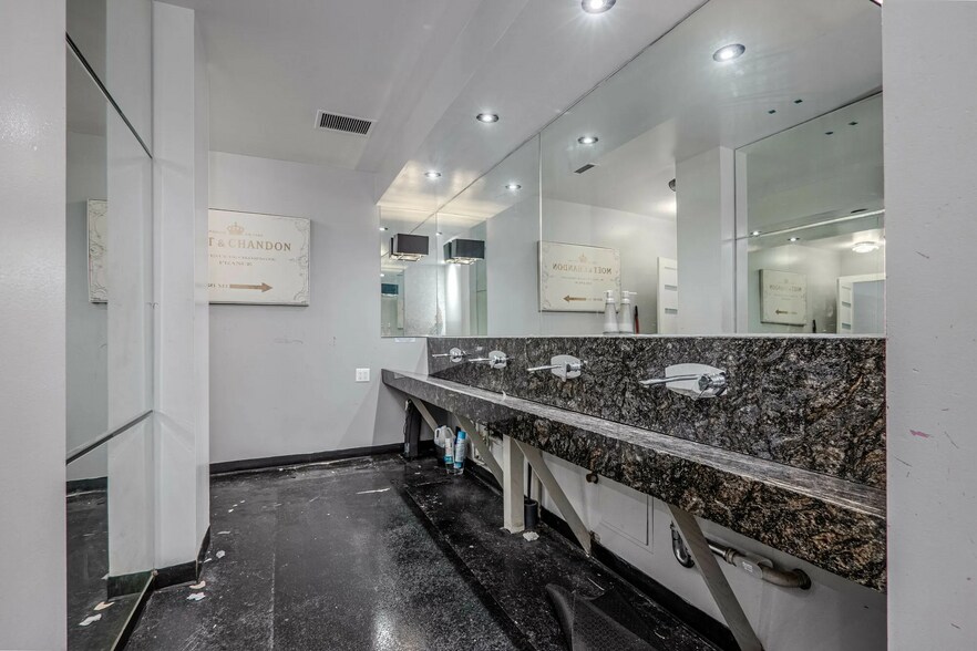 More Photos Of 215 W Ontario St, Chicago Office For Lease